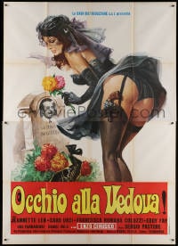 4b340 OCCHIO ALLA VEDOVA Italian 2p 1976 sexy widow Giovanna Lenzi with gun over husband's grave!