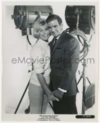 4d301 DO NOT DISTURB  8x10 still 1965 Doris Day & Rod Taylor posing by set lights!