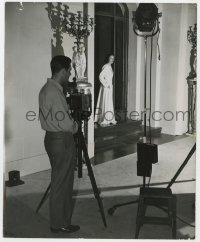 4d386 GENE TIERNEY  8.25x10 still 1946 the glamour goddess waiting to be photographed for fashion!