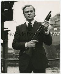 4d392 GET CARTER deluxe 8x10 still 1971 great close up of Michael Caine posing with shotgun!