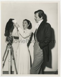 4d650 MAN WITH A CLOAK candid 8x10 still 1951 Cotten watches Barbara Stanwyck give raven a drink!