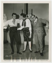 4d781 PURPLE MASK candid 8.25x10.25 still 1955 Tony Curtis with fencing dummy & Los Angeles Mayor!
