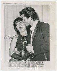 4d977 WEST SIDE STORY  8x10 news photo 1962 George Chakiris kissing Rita Moreno at the Oscars!