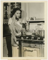 4d671 MAUREEN O'SULLIVAN  8x10.25 still 1937 cooking at home on her day off from A Day at the Races!
