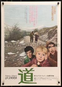4f358 LA STRADA Japanese R1974 Federico Fellini, Anthony Quinn walking with Giulietta Masina!