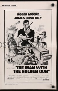4s793 MAN WITH THE GOLDEN GUN pressbook 1974 art of Roger Moore as James Bond by Robert McGinnis!