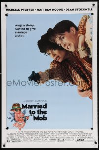 5g775 MARRIED TO THE MOB 1sh 1988 great image of Michelle Pfeiffer with gun & Matthew Modine!