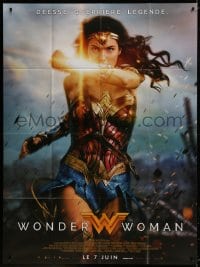 5j972 WONDER WOMAN advance French 1p 2017 sexy Gal Gadot in costume holding bracer over her face!