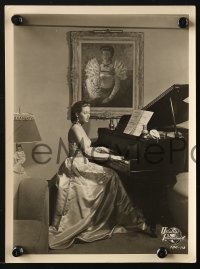 5k026 YVONNE DE CARLO 2 Spanish stills 1950s great images of the star playing piano and with cat!