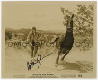 6b240 ANTHONY QUINN signed 8x10 still 1958 he's trying to rope a wild horse in Wild is the Wind!
