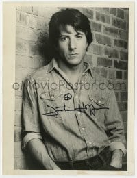 6b278 DUSTIN HOFFMAN signed 7.5x10 still 1980s great youthful close up leaning against brick wall!