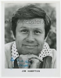 6b609 JAMES HAMPTON signed 8x10.25 publicity still 1980s smiling portrait resting chin on hands!