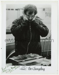 6b355 PETER MEDAK signed candid 8.25x10.25 still 1980 listening to recorded audio from Changeling!