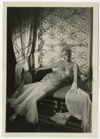 6b445 ANN SOTHERN signed 5x7 fan photo 1965 full-length in sexy dress laying on divan!