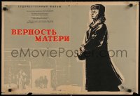 6f648 MOTHER'S DEVOTION Russian 17x26 1966 cool Zelenski artwork of mother with bags!