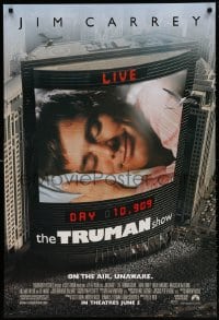 6g966 TRUMAN SHOW advance 1sh 1998 cool image of Jim Carrey on large screen, Peter Weir!