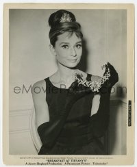 6h173 BREAKFAST AT TIFFANY'S 8.25x10.25 still 1961 beautiful Audrey Hepburn c/u holding necklace!
