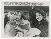 6h536 LANA TURNER 7x9.25 news photo 1959 at airport with her daughter Cheryl & ex-husband's fiance!