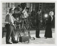 6h548 LEGEND OF LYLAH CLARE candid 8x10 still 1968 Robert Aldrich behind camera directing Kim Novak!