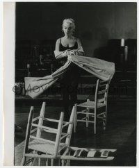 6h610 MARILYN MONROE 8.25x10 news photo 1960 rehearsing the Beatnik number from Let's Make Love!