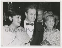6h652 MUTINY ON THE BOUNTY candid 7x9.25 news photo 1962 Brando, Movita & Reynolds at premiere!