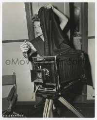 6h893 THEY GOT ME COVERED candid 7.5x9.5 still 1942 Dorothy Lamour photographs Hurrell on set!
