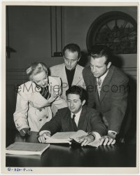 6h916 TO THE ENDS OF THE EARTH candid 8x10 key book still 1947 Powell, Hasso & Treasury Dept agent!