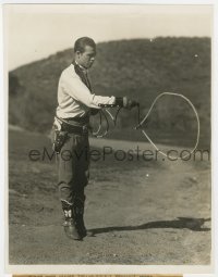 6h878 TED WELLS 7.75x10 news photo 1927 cowboy star doing an apparently easy little lasso trick!