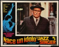 6k087 JAZZ SINGER Mexican LC 1981 great close up of Laurence Olivier walking on the street!