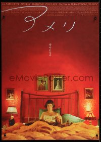 6y681 AMELIE Japanese 2001 Jean-Pierre Jeunet, image of Audrey Tautou in bed under huge red wall!