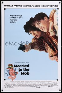 6z768 MARRIED TO THE MOB 1sh 1988 great image of Michelle Pfeiffer with gun & Matthew Modine!