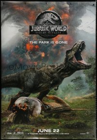 7d196 JURASSIC WORLD: FALLEN KINGDOM DS bus stop 2018 Pratt and cast, the park is gone, T-Rex!