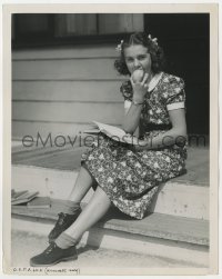 7f101 100 MEN & A GIRL candid 8x10 still 1937 Deanna Durbin studying & eating apple by Estabrook!