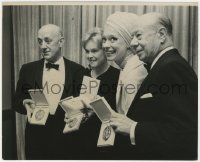 7f118 ALEC GUINNESS/SANDY DENNIS/CAROL CHANNING/BERT LAHR 8x10 news photo 1964 holding their Tonys!
