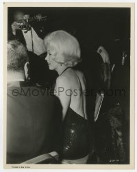 7f415 GOLDEN GLOBE AWARDS 8x10.25 still 1962 Marilyn Monroe at dinner table being photographed!