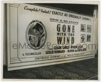 7f417 GONE WITH THE WIND 8.25x10 news photo 1940 huge poster in theater lobby by Bob Doty!