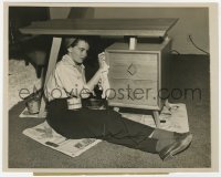 7f547 JOAN EVANS 7.25x9 news photo 1951 applying wax to an unpainted desk which she also stained!