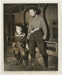 7f574 KID FROM TEXAS candid 8.25x10 still 1950 Audie Murphy swaps holsters with Gale Storm's son!