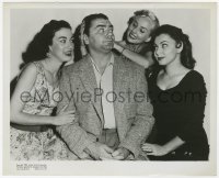 7f653 MARTY candid 8.25x10 still 1955 great c/u of Ernest Borgnine surrounded by beautiful women!