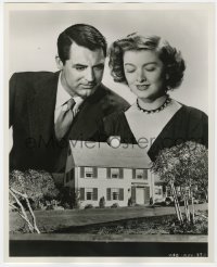 7f675 MR. BLANDINGS BUILDS HIS DREAM HOUSE 8.25x10 still 1948 Cary Grant & Myrna Loy over model!