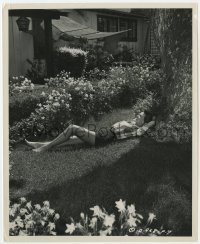 7f702 NEVADAN candid 8.25x10 still 1950 Dorothy Malone relaxing in garden at home by Christie!