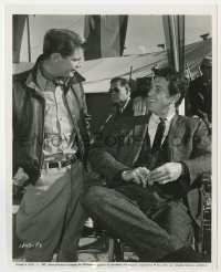 7f892 TARNISHED ANGELS candid 8x10 key book still 1958 Rock Hudson smiling at newcomer Troy Donahue!