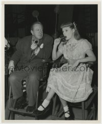 7f922 TOO YOUNG TO KISS candid 8x10 key book still 1951 director Leonard & June Allyson w/lollipop!