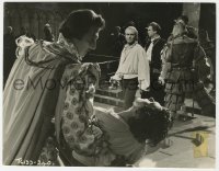 7f446 HAMLET English 7.25x9.5 still 1948 Laurence Olivier watches the death of Morgan as Laertes!