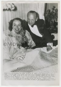 7h235 JOAN CRAWFORD 8.25x11.75 news photo 1946 in hospital bed with Michael Curtiz & her Oscar!