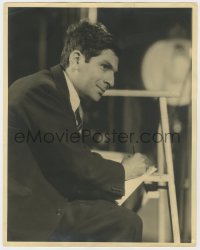 7h372 SIDNEY SKOLSKY deluxe 11x14 still 1930s great candid image of the writer working on movie set!