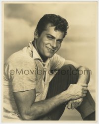 7h396 TONY CURTIS deluxe 11x14 still 1950s seated smiling portrait with his arm around his leg!