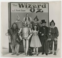 7h415 WIZARD OF OZ candid deluxe 9.5x10 still 1939 Judy Garland & friends by giant source novel!