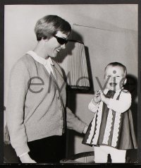 7h035 JULIE ANDREWS 4 English 10.25x12 news photos 1964 candid images with her adorable daughter!
