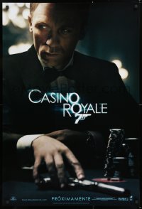 7k572 CASINO ROYALE int'l Spanish language teaser DS 1sh 2006 Craig as Bond at poker table with gun!